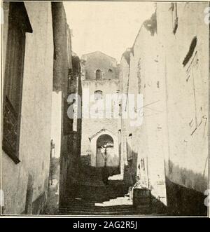 . Reisen in die Pyrenäen: Andorra und der Küste von Barcelona nach Carcassonne. CASTELL NOU 3&gt;J5"&gt;&gt; 5 "l 3 J. eine Straße in Prats de Mollo {Seite I 74) Stockfoto