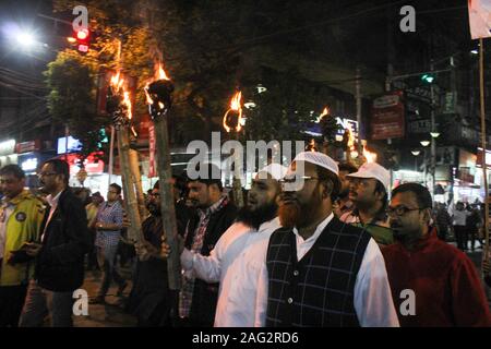 Kolkata, Indien. 17 Dez, 2019. Taschenlampe März links Jugend protestiert gegen CAB, CAA und NRC aus Dharmatala zum sealdah. (Foto durch Shomindro Dutta/Pacific Press) Quelle: Pacific Press Agency/Alamy leben Nachrichten Stockfoto