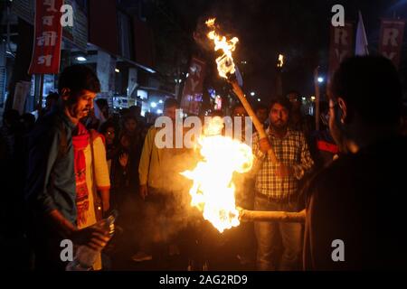 Kolkata, Indien. 17 Dez, 2019. Taschenlampe März links Jugend protestiert gegen CAB, CAA und NRC aus Dharmatala zum sealdah. (Foto durch Shomindro Dutta/Pacific Press) Quelle: Pacific Press Agency/Alamy leben Nachrichten Stockfoto