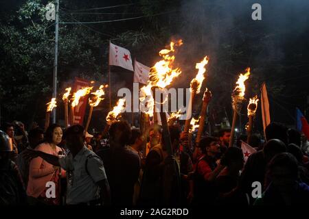 Kolkata, Indien. 17 Dez, 2019. Taschenlampe März links Jugend protestiert gegen CAB, CAA und NRC aus Dharmatala zum sealdah. (Foto durch Shomindro Dutta/Pacific Press) Quelle: Pacific Press Agency/Alamy leben Nachrichten Stockfoto