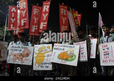 Kolkata, Indien. 17 Dez, 2019. Taschenlampe März links Jugend protestiert gegen CAB, CAA und NRC aus Dharmatala zum sealdah. (Foto durch Shomindro Dutta/Pacific Press) Quelle: Pacific Press Agency/Alamy leben Nachrichten Stockfoto