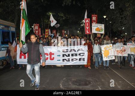 Kolkata, Indien. 17 Dez, 2019. Taschenlampe März links Jugend protestiert gegen CAB, CAA und NRC aus Dharmatala zum sealdah. (Foto durch Shomindro Dutta/Pacific Press) Quelle: Pacific Press Agency/Alamy leben Nachrichten Stockfoto