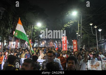 Kolkata, Indien. 17 Dez, 2019. Taschenlampe März links Jugend protestiert gegen CAB, CAA und NRC aus Dharmatala zum sealdah. (Foto durch Shomindro Dutta/Pacific Press) Quelle: Pacific Press Agency/Alamy leben Nachrichten Stockfoto