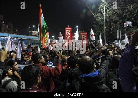 Kolkata, Indien. 17 Dez, 2019. Taschenlampe März links Jugend protestiert gegen CAB, CAA und NRC aus Dharmatala zum sealdah. (Foto durch Shomindro Dutta/Pacific Press) Quelle: Pacific Press Agency/Alamy leben Nachrichten Stockfoto