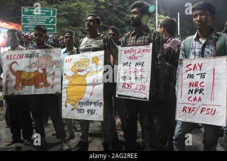 Kolkata, Indien. 17 Dez, 2019. Taschenlampe März links Jugend protestiert gegen CAB, CAA und NRC aus Dharmatala zum sealdah. (Foto durch Shomindro Dutta/Pacific Press) Quelle: Pacific Press Agency/Alamy leben Nachrichten Stockfoto