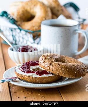 Multi Korn Bagel mit Frischkäse und Marmelade. Stockfoto