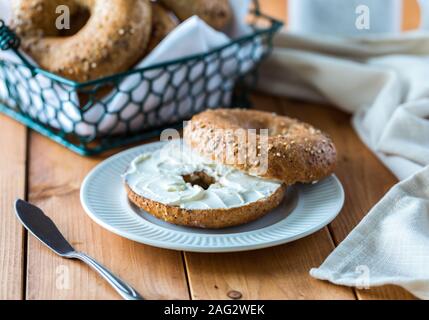 Ein multigrain Bagel mit Frischkäse. Stockfoto