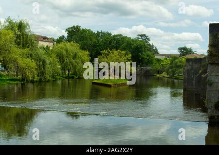 Dragon Skulptur auf der Insel im Fluss Dronne in Brantôme, Dordogne, Frankreich Stockfoto