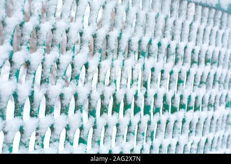 Gitter zaun Gitter durch Schnee zerdrückt Stockfoto