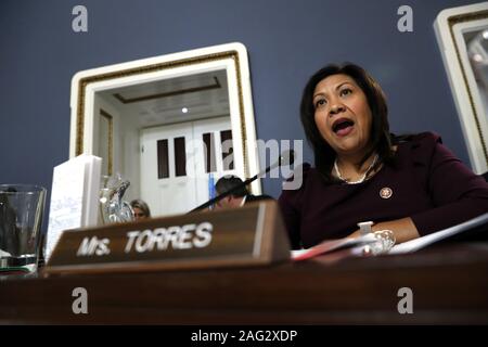 Washington, District of Columbia, USA. 17 Dez, 2019. United States Vertreter Norma Torres (Demokrat aus Kalifornien), spricht während einer uns Hausordnung Ausschuss Anhörung zum Amtsenthebungsverfahren gegen Präsident Donald Trump, Dienstag, Dezember 17, 2019, auf dem Capitol Hill in Washington. Credit: Jacquelyn Martin/Pool über CNP Credit: Jacquelyn Martin/CNP/ZUMA Draht/Alamy leben Nachrichten Stockfoto