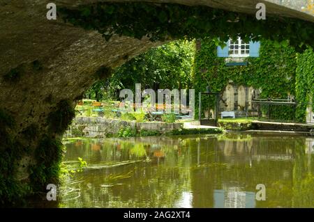 Le Moulin de l'Abbaye durch die Pont Coude in Brantôme, Dordogne, Frankreich gesehen. Stockfoto