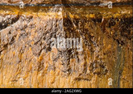 Rohe, unbearbeitete Tiger Eye (auch Tiger Eye genannt) Mineralische frame Füllung detail Textur anzeigen Stockfoto