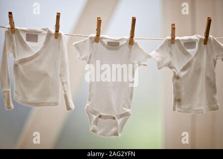 Baby Kleidung trocknen auf der Wäscheleine. Stockfoto