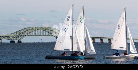 Babylon, New York, USA - 7. Dezember 2019: Drei kleine Segelboote Segeln in der Schneeflocke Regatta in der Great South Bay auf einem kalten Dezember 2019 Tag wit Stockfoto