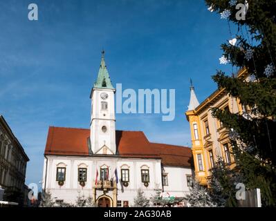 Korso in Varazdin in der Adventszeit 2019, Kroatien. Ein Blick auf das Rathaus. Stockfoto