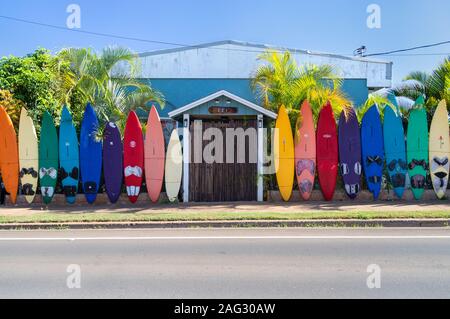 Ple, HI - 15. NOVEMBER 2019: Bunte Regenbogen von Surfbrettern entlang der Außenseite des Aloha Surf Hostel in Ahaus, Maui, HI gefüttert Stockfoto