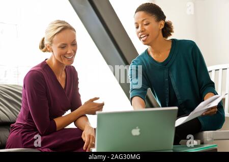 Zwei Kollegen zusammen auf einem Laptop. Stockfoto