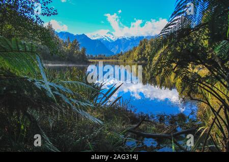 Blick auf den südlichen Alpen von Lake Matheson, Südinsel, Neuseeland Stockfoto