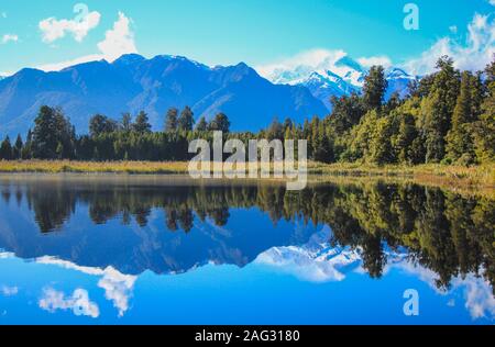 Blick auf den südlichen Alpen von Lake Matheson, Südinsel, Neuseeland Stockfoto