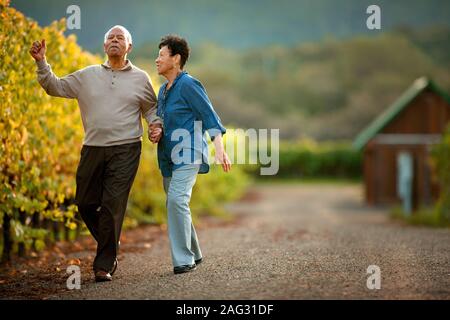 Ältere Paare tanzen in einen Weinberg. Stockfoto