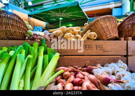 Zwiebeln, Karotten, Sellerie auf dem Markt bereit verkauft zu werden. Stockfoto