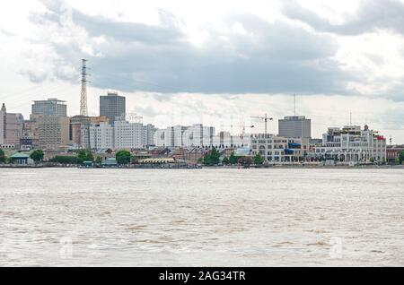 New Orleans, LA, USA - 14. Juni 2019: Skyline von Commercial Business District und Geschäfte entlang der Flussufer. Stockfoto
