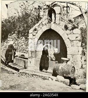 . Reisen in die Pyrenäen: Andorra und der Küste von Barcelona nach Carcassonne. Ein Picknick. Ein BRUNNEN DER MADONNA Seite ST gehen. MARTIN DU CANIGOU 91 Wenig durch wenig Diese wechselfälle waren zu überwinden, und somemeasure des Wohlstands zu St. Martin zurück. 1442 itsneighbor an Cuxa, einmal mehr in Ungnade gefallen, unter seiner Gerichtsbarkeit wasplaced, und 1465 wertvolle privilegeswere ihrer Befugnisse nach Louis XL, König von Frankreich, dieneue Meister des Roussillon. Alle diese Umstände tendedgreatly zur Verbesserung ihrer Vermögen, und für drei Viertel eines Jahrhunderts es h Stockfoto