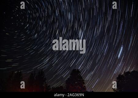 Wunderschöne Aufnahme des Nachthimmels mit atemberaubenden, sich drehenden Sternen Stockfoto