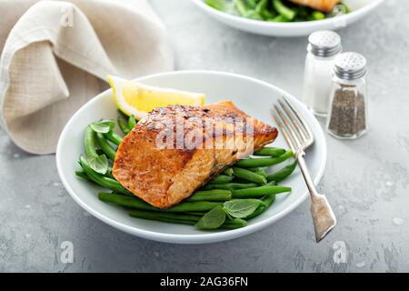 Gegrillter Lachs mit grünen Bohnen serviert. Stockfoto