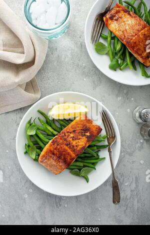 Gegrillter Lachs mit grünen Bohnen serviert. Stockfoto