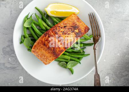 Gegrillter Lachs mit grünen Bohnen serviert. Stockfoto