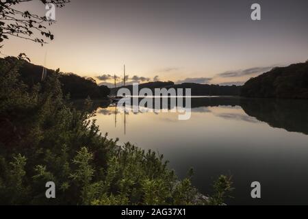 Schöne Seenlandschaft, umgeben von Wäldern und Bergen in Fal Estuary, Cornwall, Großbritannien Stockfoto