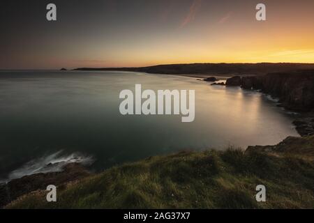 Schöne Landschaft von kleinen Hügeln rund um das Meer in Perran Sands, Cornwall, Großbritannien Stockfoto