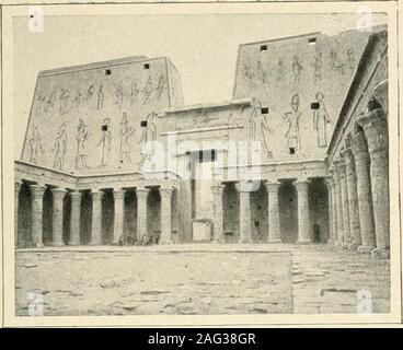 . Égypte. Abb. 41 Ô. Le pylône du Temple, eine dHorus Edfou (Klischee Béato.) 222. Abb. 417 - La Cour et les portiques du templedHorus, ein Edfou. fCliclié Béato.) - LES SAADIENS DE VACE LINK EIN MEMPHIS dinventer un-Typ qui eût Chance de les prévenir. Auf imagina donc de creuser dans la Bisbal du Plateau, à Sakkarah et a cavité Gizéh, une de 12 ou 14 mè - Tres de largeur, profonde de 25 ou 30 ou plus Zugabe, puis à Côté delle, au Sud, un petit puits Carré, große de Ich m. 25 à 2 mètres et qui communiquait par le Fond avec Elle. An y descendait alors un-bloc énorme de calcaire Kompakte servir de sarcopha Gießen Stockfoto