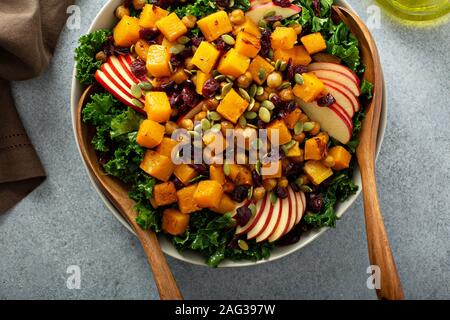 Winter oder Herbst Salat mit Grünkohl und butternut squash Stockfoto