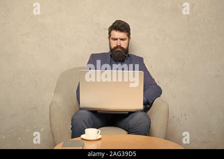 Geschäftsmann Laptop. Mann trinken Kaffee im Büro. Reaktion auf geschäftliche E-Mails. Digitales Marketing. Im Internet surfen. Online kaufen. Projekt Manager. Geschäftliche Korrespondenz. Moderne Geschäftsmann. Stockfoto