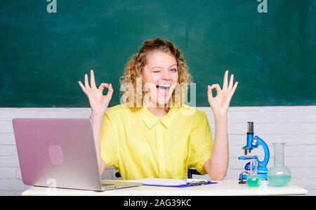 Student oder Lehrer. Eigene Forschung Projekt starten. Pädagogisches Programm für begabte Jugendliche. Für Grant und Stipendium für begabte Schüler. Schüler Mädchen mit Laptop und Mikroskop. Stockfoto