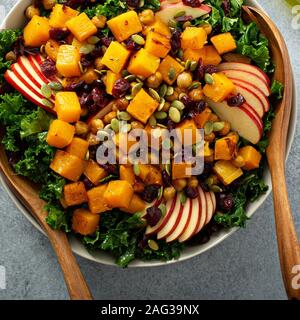 Winter oder Herbst Salat mit Grünkohl und butternut squash Stockfoto