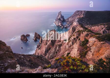 Schönen Praia da Ursa Strand im Sonnenuntergang. Surreale Landschaft von Sintra, Portugal. Atlantik Küste Landschaft Stockfoto