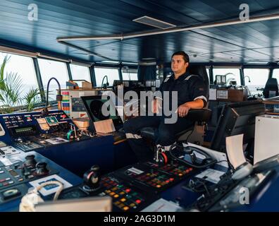 Marine nautischer Offizier während Nautischer Wachoffizier auf der Brücke. Arbeiten auf See Stockfoto