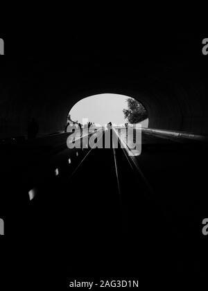 Vertikale Graustufenaufnahme eines Durchgangs in einem Tunnel - Ideal für einen monochromen Hintergrund Stockfoto