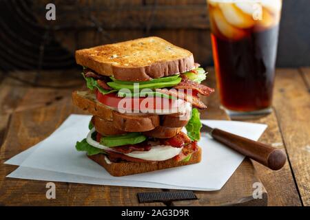 Avocado BLT-Sandwiches auf Holz- Oberfläche Stockfoto