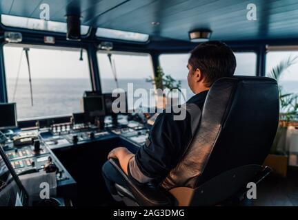 Marine nautischer Offizier während Nautischer Wachoffizier auf der Brücke. Arbeiten auf See Stockfoto