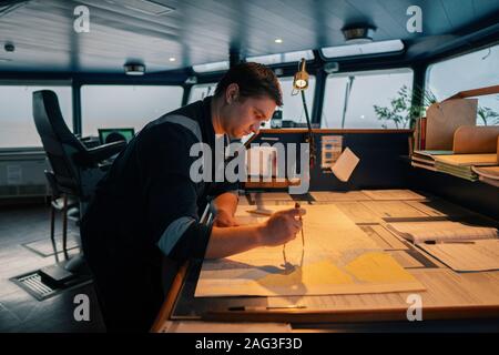 Marine nautischer Offizier während nautische Wachoffiziere auf Brücke Stockfoto