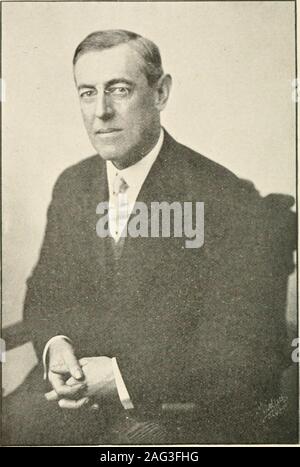 . Die Pflanzen von Southern New Jersey; mit besonderer Bezugnahme auf die Flora des Pine Barrens und die geographische Verteilung der Arten. WOODROW WILSON Gouverneur von New Jersey LlBiiARYNEW YORK JAHRESBERICHT BOTANISCHEN GARTEN DER NEW JERSEY STATE MUSEUn einschließlich eines Berichts über die Pflanzen des südlichem New Jersey, mit besonderer Bezugnahme auf die Flora des Pine Barrens. 1910 TRENTON, New Jersey MacCrellish & Quigley, Drucker, gegenüber der Post. Syr f^CD TEIL I (3) die Kommissionsmitglieder der New Jersey State Museum. Zustand Supt. der allgemeinen Anweisung, Charles J. BAXTER, Präsident. Zustand GEotoci Stockfoto