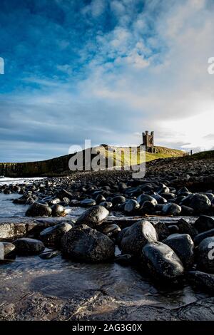 Dunstanburgh Castle, Northumberland, England, Großbritannien bei Ebbe. Stockfoto