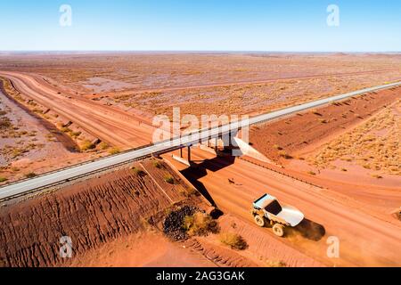 Luftaufnahme von Patterson Brücke Bergbau transportstraße Überführung und leeren haul Truck, Great Northern Highway, South Kimberley, Western Australia Stockfoto