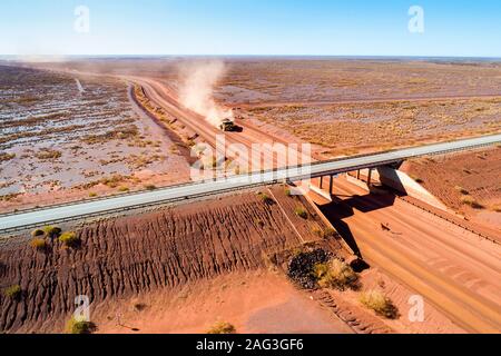 Luftaufnahme von Patterson Brücke Bergbau transportstraße Überführung und geladen haul Truck, Great Northern Highway, South Kimberley, Western Australia Stockfoto