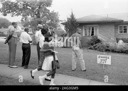 Gruppe der afrikanischen Amerikaner betrachten der Bomb-Damaged Home von Arthur Ufer, NAACP Rechtsanwalt, Birmingham, Alabama, USA, Foto: Marion S. Trikosko, 5. September 1963 Stockfoto