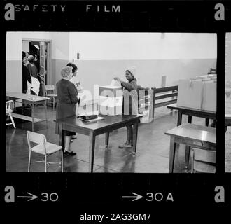 Afrikanische amerikanische Frau Voting, Cardozo High School, Washington, D.C., USA, Foto: Marion S. Trikosko, 3. November 1964 Stockfoto